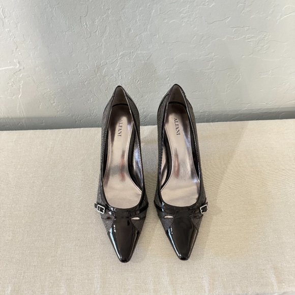 Adorable Brown Heels - Picture 3 of 6